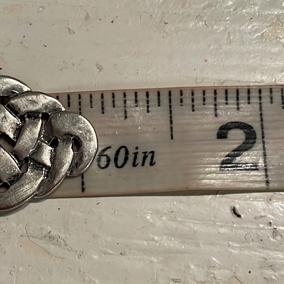 1 1/8” silver tone knotted Celtic weave pattern stud earrings - Picture 12 of 13